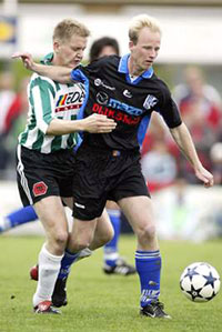 Tymen Brouwer in duel met een van de Quick Boys spelers (Foto Marinus van Wieten)